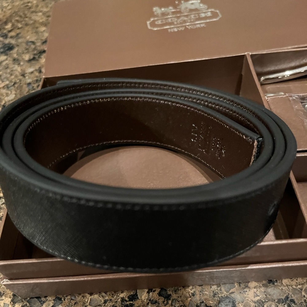 COACH LEATHER REVERSIBLE ADJUSTABLE BELT BLACK/BROWN (actual BELT length… - Picture 6 of 10